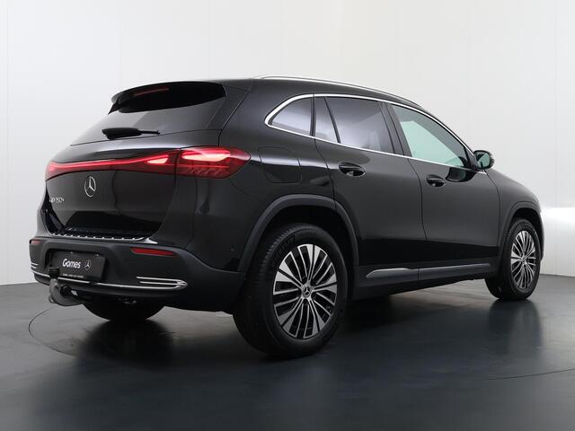 Mercedes-Benz EQA 250+ Business Solution Luxury | Trekhaak | Panoramadak | Dodehoekassistent | Apple CarPlay | Android Auto | Stoelverwarming | Sfeerverlichting | Donkergetint Glas Achter | Elektrische Achterklep | Elektrisch Inklapbare Buitenspiegels | Achteruitrijcamera 