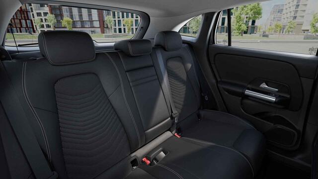 Mercedes-Benz EQA 300 4MATIC Line 67 kWh | Winter pakket | Apple carplay | Getint glas | Achteruitrijcamera |