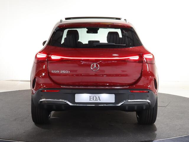 Mercedes-Benz EQA 250+ Business Solution AMG 71 kWh | Panoramaschuifdak | Dodehoekassistent | Head-up | Burmester | Winterpakket | Trekhaak |