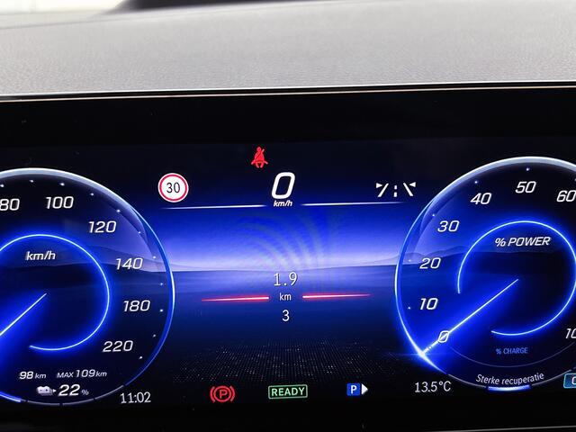 Mercedes-Benz EQA 250+ Business Solution AMG 71 kWh | Premium pakket | Nightpakket | Smartphone integratie | GUARD 360° Plus | Panoramaschuifdak | 360° camera | Sierdelen Star Pattern |