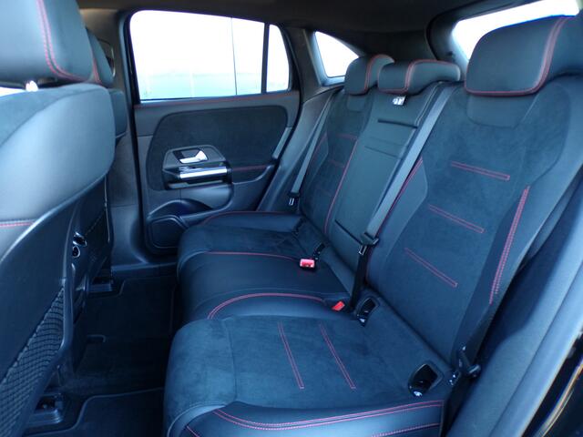 Mercedes-Benz EQA 300 4MATIC AMG Line 67 kWh, SOH 97,5% / Elektr. Trekhaak / Sensoren + Camera / Full LED. / Climate Control / Stoelverwarming / 19'' LMV