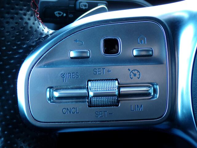 Mercedes-Benz EQA 300 4MATIC AMG Line 67 kWh, SOH 97,5% / Elektr. Trekhaak / Sensoren + Camera / Full LED. / Climate Control / Stoelverwarming / 19'' LMV