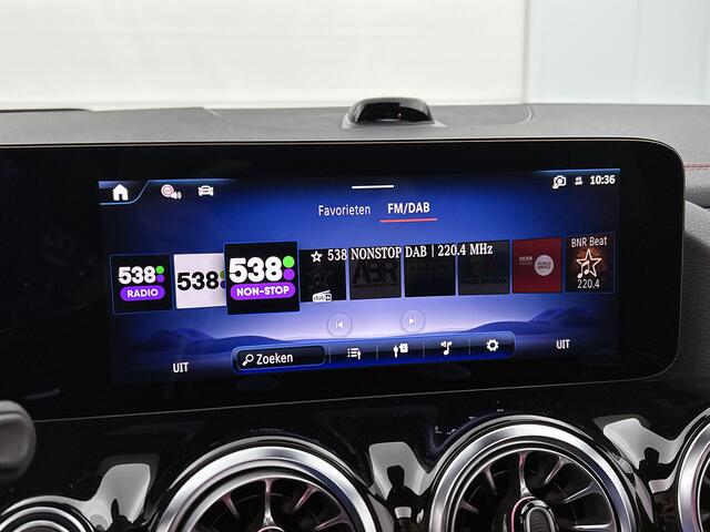 Mercedes-Benz EQA 250+ Business Solution AMG 71 kWh | Premium pakket | Winterpakket | Nightpakket | Trekhaak | DISTRONIC | Panoramaschuifdak | 20 inch multispaaks lichtmetalen velgen | 360° camera |