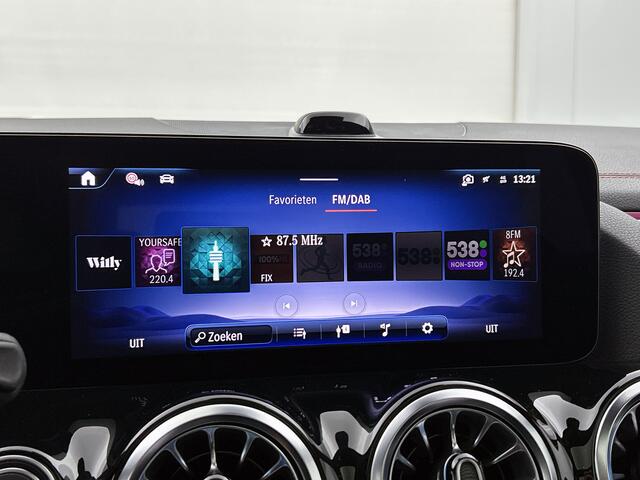 Mercedes-Benz EQA 250+ Business Solution AMG 71 kWh | Premium pakket | Winterpakket | Trekhaak | DISTRONIC | Panoramaschuifdak | 360° camera | Sfeerverlichting | Smartphone integratie |