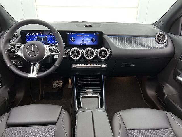 Mercedes-Benz EQA 250+ Business Solution Luxury 71 kWh | Trekhaak | Sierdelen in Star Pattern | Warmtewerend, donkergetint glas | Smartphone integratie | Panoramaschuifdak | 18 inch multispaakse lichtmetalen velgen |