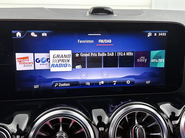 Mercedes-Benz EQA 250+ Business Solution Luxury 71 kWh | Trekhaak | Sierdelen in Star Pattern | Warmtewerend, donkergetint glas | Smartphone integratie | Panoramaschuifdak | 18 inch multispaakse lichtmetalen velgen |