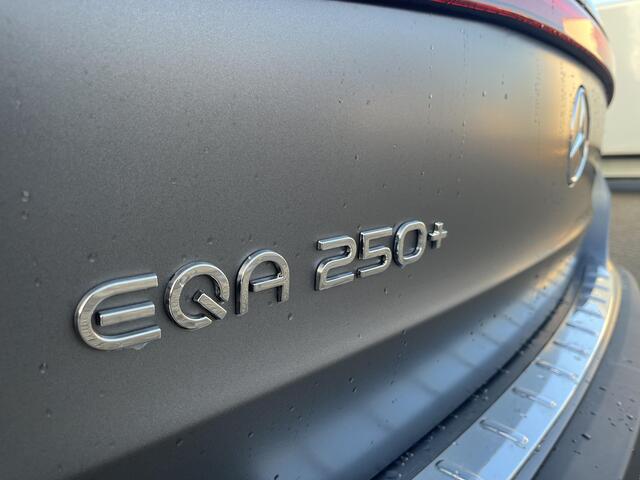 Mercedes-Benz EQA 250+ Business Solution AMG 71 kWh | Night Pakket | Winter Pakket | Panoramadak | Burmester 3D Surround Sound | 360° Camera | Head-up Display | Dodehoekassistent | Elektrisch Verstelbare Stoelen + Memory | Stoelverwarming | Stuurverwarming | Sfeerverlichti