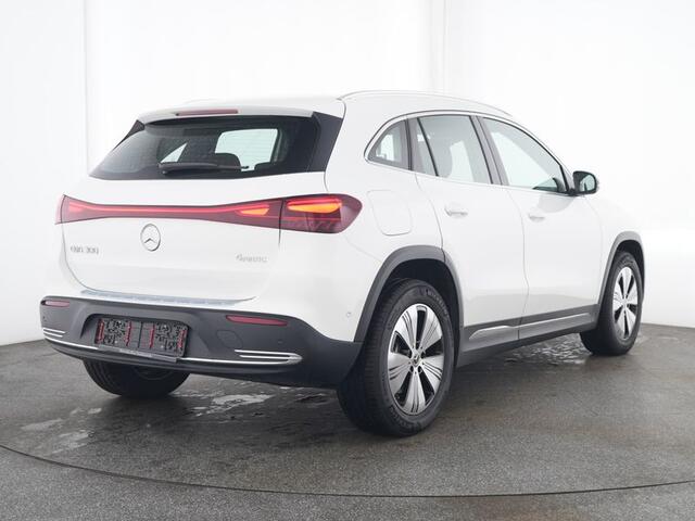 Mercedes-Benz EQA 300 4MATIC Luxury Line 71 kWh Ledkoplampen | Dodehoekassistent | Parkeerpakket met achteruitrijcamera | Stoelverwarming voor. Inclusief 24 maanden Mercedes-Benz Certified garantie voor Europa.
