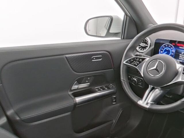 Mercedes-Benz EQA 300 4MATIC Luxury Line 71 kWh Ledkoplampen | Dodehoekassistent | Parkeerpakket met achteruitrijcamera | Stoelverwarming voor. Inclusief 24 maanden Mercedes-Benz Certified garantie voor Europa.
