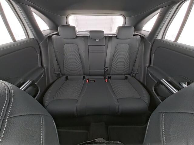 Mercedes-Benz EQA 300 4MATIC Luxury Line 71 kWh Ledkoplampen | Dodehoekassistent | Parkeerpakket met achteruitrijcamera | Stoelverwarming voor. Inclusief 24 maanden Mercedes-Benz Certified garantie voor Europa.