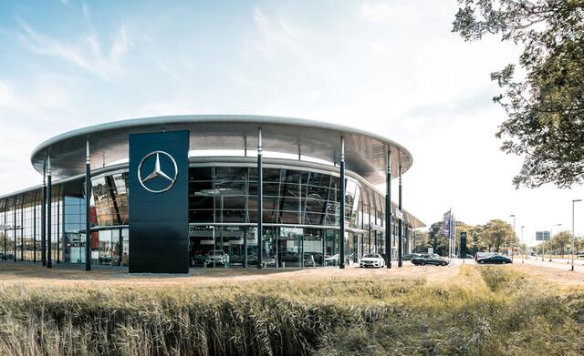 Mercedes-Benz EQA 300 4MATIC Luxury Line 71 kWh Ledkoplampen | Dodehoekassistent | Parkeerpakket met achteruitrijcamera | Stoelverwarming voor. Inclusief 24 maanden Mercedes-Benz Certified garantie voor Europa.