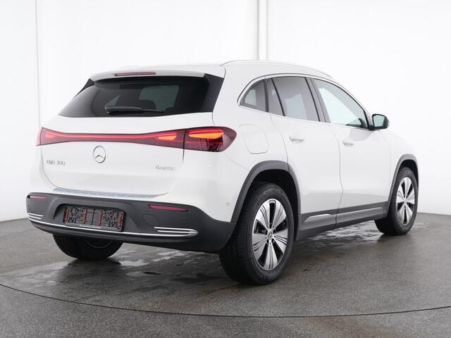 Mercedes-Benz EQA 300 4MATIC Progressive 71 kWh | Dodehoekass. | Sfeerverlichting | Stuur en Stoelverwarming | Parkeerpakket met Camera | CarPlay | Inclusief 24 maanden Mercedes-Benz Certified garantie voor Europa.
