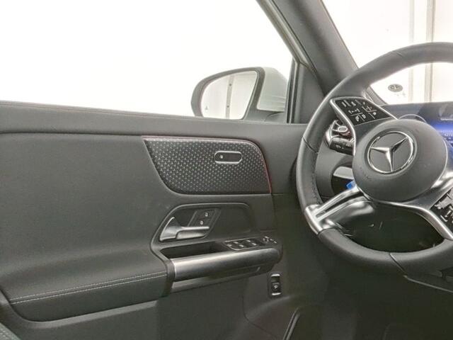 Mercedes-Benz EQA 300 4MATIC Progressive 71 kWh | Dodehoekass. | Sfeerverlichting | Stuur en Stoelverwarming | Parkeerpakket met Camera | CarPlay | Inclusief 24 maanden Mercedes-Benz Certified garantie voor Europa.