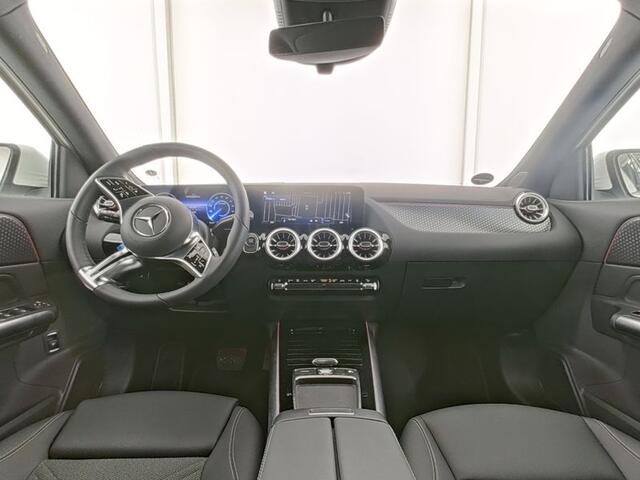 Mercedes-Benz EQA 300 4MATIC Progressive 71 kWh | Dodehoekass. | Sfeerverlichting | Stuur en Stoelverwarming | Parkeerpakket met Camera | CarPlay | Inclusief 24 maanden Mercedes-Benz Certified garantie voor Europa.
