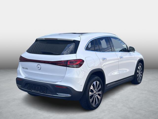 Mercedes-Benz EQA 250 67 kWh | Panoramadak | Trekhaak | Stoelverwarming