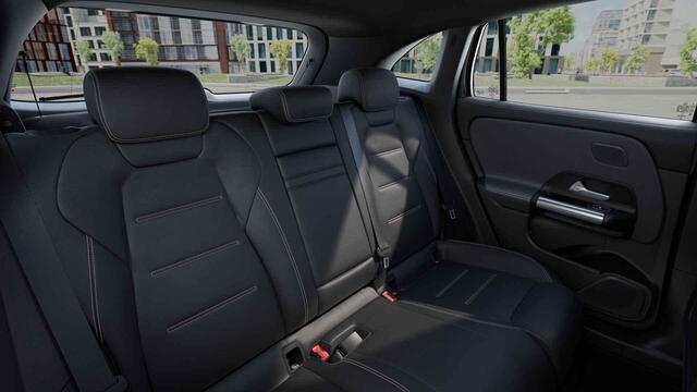 Mercedes-Benz EQA 250+ AMG Line 71 kWh | Rij assistentie pakket | Trekhaak | Stoelverwarming |