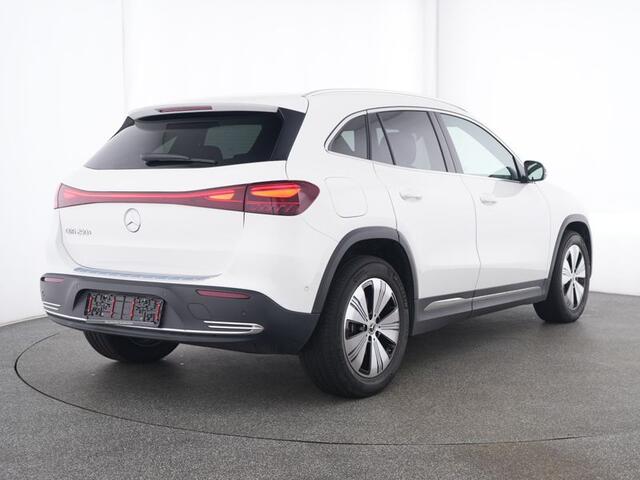 Mercedes-Benz EQA 250+ Luxury Line 71 kWh Ledkoplampen | Parkeerpakket met achteruitrijcamera | Stuur en Stoelverwarming | Advanced Soundsystem. Inclusief 24 maanden Mercedes-Benz Certified garantie voor Europa.
