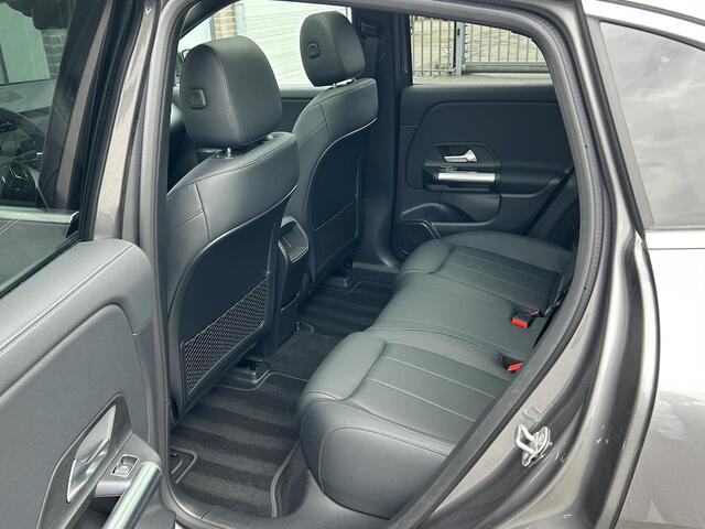 Mercedes-Benz EQA 250+ Business Solution Luxury | Trekhaak | Panoramadak| Sfeerverlichting|