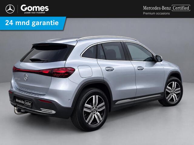 Mercedes-Benz EQA 250+ Luxury Line | Panoramadak | Trekhaak | Beige Interieur | Elektrisch Verstelbare Stoelen + Memory | 360° Camera | Donkergetint Glas Achter | Dodehoekassistent | Apple CarPlay | Android Auto | Stoelverwarming | Sfeerverlichting | Parkeersensoren