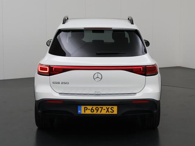 Mercedes-Benz EQB 250 AMG Line 67 kWh | Night | Sfeerverlichting | Panoramadak | Headup display | Stoelverwarming |