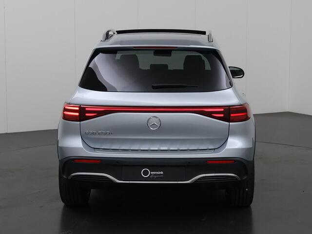 Mercedes-Benz EQB 250+ AMG Line 71 kWh | Panoramaschuifdak | Head-up display | Keyless go | Stoelverwarming | Smartphone-integratie |