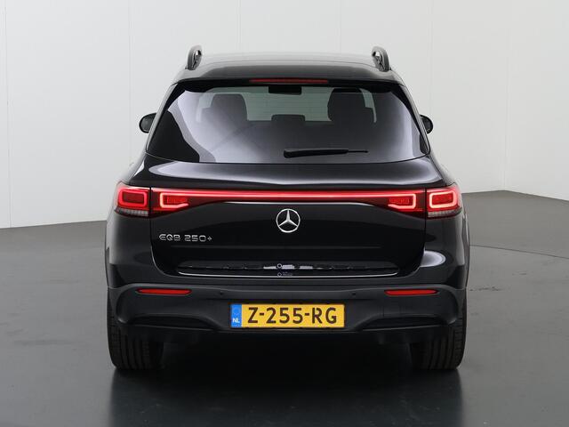 Mercedes-Benz EQB 250+ AMG-line | Apple Carplay | Dodehoek assistent | 20 inch Multispaaks | Sfeerverlichting | Stoelverwarming | Elektrische Achterklep |