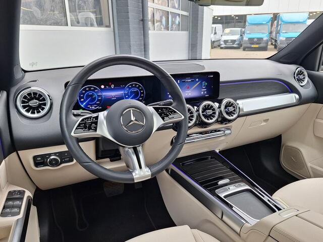 Mercedes-Benz EQB 250+ Luxury Line | Beige Interieur | Panoramadak | Dodehoekassistent | Apple CarPlay | Android Auto | Advanced Sound System | Sfeerverlichting | Stoelverwarming | Verschuifbare Achterstoelen | Achteruitrijcamera | Elektrisch Inklapbare Buitenspiegels