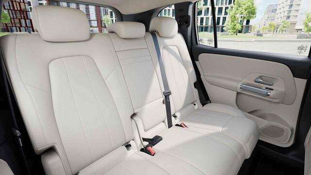 Mercedes-Benz EQB 300 4MATIC Luxury Line 67 kWh | Beige bekleding | Winter pakket | Achteruitrijcamera |