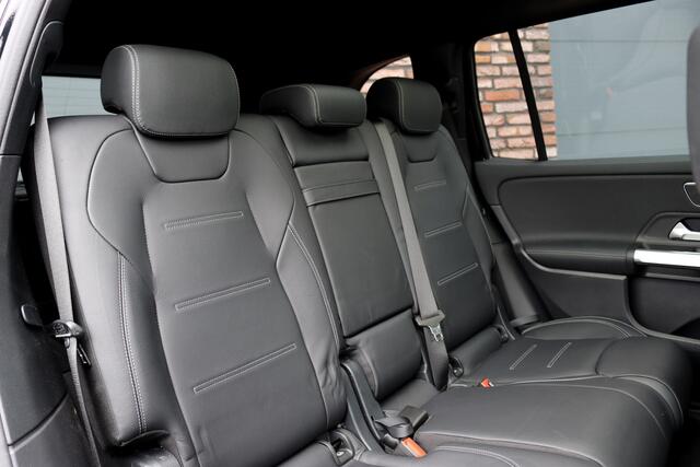 Mercedes-Benz EQB 350 4MATIC AMG Line 71 kWh | Panoramadak | Leder | Memory | Burmester | HUD | Trekhaak | Surround Camera | Verwarmd Stuurwiel | Night Pakket | Augmented Reality |