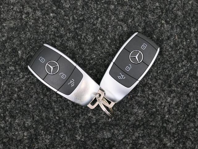 Mercedes-Benz EQC 400 4MATIC Premium Plus 80 kWh AMG Premium Plus 80 kWh | Burmester® | Rijassistentiepakket | Schuifdak | Head-up display | 360°-Camera | Alarm. Inclusief 24 maanden MB Certified garantie voor Europa.