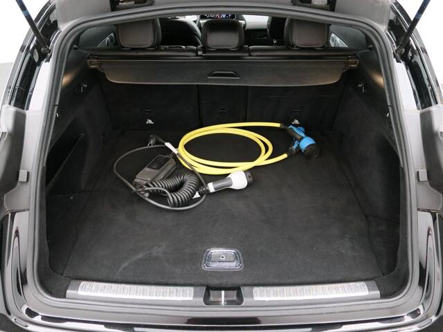 Mercedes-Benz EQC 400 4MATIC Business Solution AMG 80 kWh AMG Line | Schuif-Kanteldak | Trekhaak | Memory Voorstoelen. Inclusief 24 maanden Mercedes-Benz Certified garantie voor Europa.