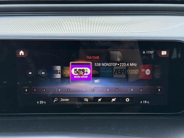 Mercedes-Benz EQC 400 4MATIC AMG Line 80 kWh Schuifdak | Memory | Keyless | Stoelverw.