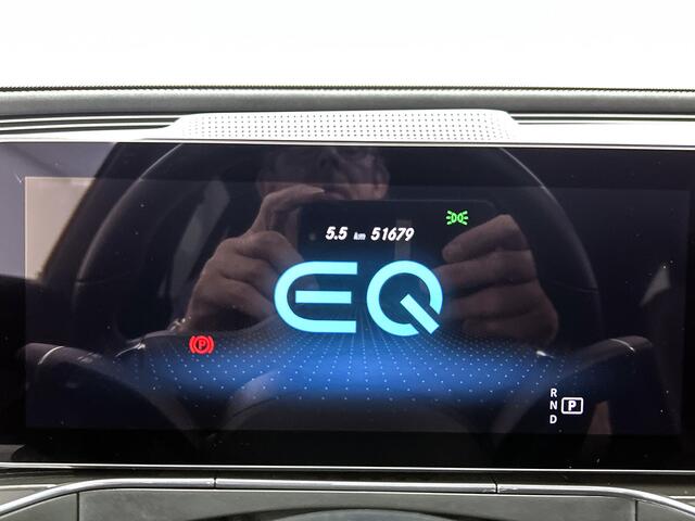 Mercedes-Benz EQC 400 4MATIC AMG Line 80 kWh | Schuifdak | 360° camera | Trekhaak | Elektrische Stoelen | Inclusief 24 maanden MB Certified garantie voor Europa.