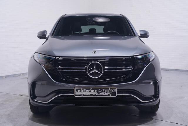 Mercedes-Benz EQC 400 4MATIC AMG Line 80 kWh 1e eigen. NAP Navigatie Excellence-pack Premium-Pack Rijassist-Pack wegklapbare-trekhaak 21"-lmv ECC ACC schuif/kantel-dak MEMO Sportstoelen half leder verwarmd 4-zone clima sfeerverlichting PDC v+a 360 camera Apple HUD