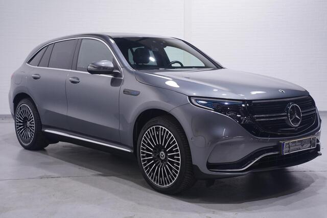 Mercedes-Benz EQC 400 4MATIC AMG Line 80 kWh 1e eigen. NAP Navigatie Excellence-pack Premium-Pack Rijassist-Pack wegklapbare-trekhaak 21"-lmv ECC ACC schuif/kantel-dak MEMO Sportstoelen half leder verwarmd 4-zone clima sfeerverlichting PDC v+a 360 camera Apple HUD