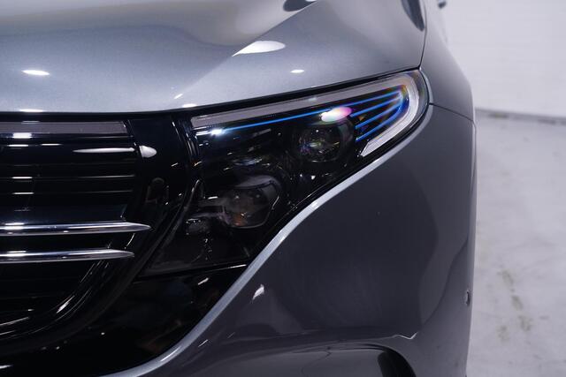 Mercedes-Benz EQC 400 4MATIC AMG Line 80 kWh 1e eigen. NAP Navigatie Excellence-pack Premium-Pack Rijassist-Pack wegklapbare-trekhaak 21"-lmv ECC ACC schuif/kantel-dak MEMO Sportstoelen half leder verwarmd 4-zone clima sfeerverlichting PDC v+a 360 camera Apple HUD
