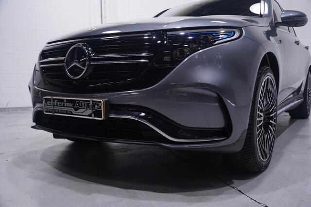 Mercedes-Benz EQC 400 4MATIC AMG Line 80 kWh 1e eigen. NAP Navigatie Excellence-pack Premium-Pack Rijassist-Pack wegklapbare-trekhaak 21"-lmv ECC ACC schuif/kantel-dak MEMO Sportstoelen half leder verwarmd 4-zone clima sfeerverlichting PDC v+a 360 camera Apple HUD
