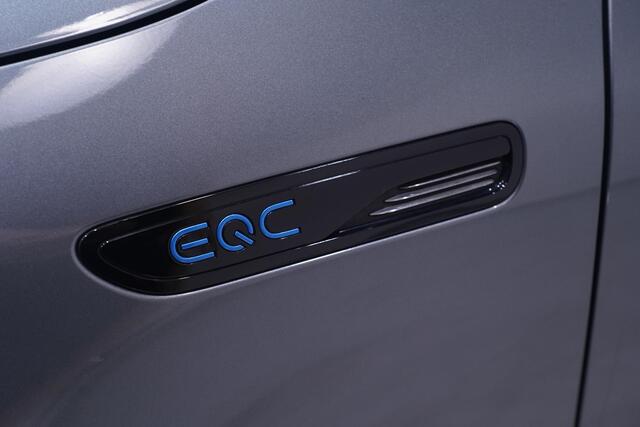 Mercedes-Benz EQC 400 4MATIC AMG Line 80 kWh 1e eigen. NAP Navigatie Excellence-pack Premium-Pack Rijassist-Pack wegklapbare-trekhaak 21"-lmv ECC ACC schuif/kantel-dak MEMO Sportstoelen half leder verwarmd 4-zone clima sfeerverlichting PDC v+a 360 camera Apple HUD