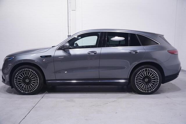 Mercedes-Benz EQC 400 4MATIC AMG Line 80 kWh 1e eigen. NAP Navigatie Excellence-pack Premium-Pack Rijassist-Pack wegklapbare-trekhaak 21"-lmv ECC ACC schuif/kantel-dak MEMO Sportstoelen half leder verwarmd 4-zone clima sfeerverlichting PDC v+a 360 camera Apple HUD