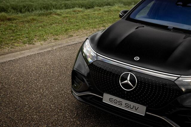 Mercedes-Benz EQS SUV 450 4MATIC 108 kWh AMG Line | Nieuwprijs ¤ 150.752 | Premium Plus Pakket | Panoramaschuifdak | Akoestiekcomfortpakket | Massagestoelen | Trekhaak | Softclose | Verwarmde Voorruit |