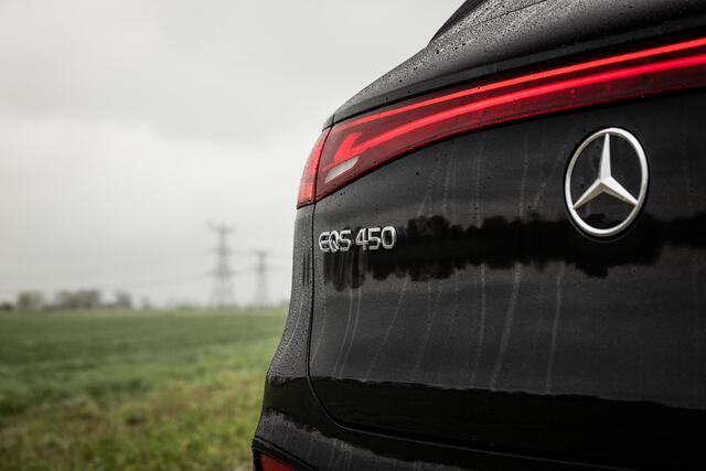 Mercedes-Benz EQS SUV 450 4MATIC 108 kWh AMG Line | Nieuwprijs ¤ 150.752 | Premium Plus Pakket | Panoramaschuifdak | Akoestiekcomfortpakket | Massagestoelen | Trekhaak | Softclose | Verwarmde Voorruit |