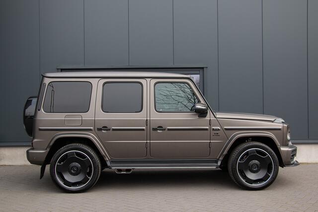 Mercedes-Benz G-KLASSE - 63 AMG 585PK | Burmester 3D | Massage + Ventilatie | Akrapovic | 360 Camera | Carbon | IWC | Lane & Side Assist | MBUX | TH 3500kg | 22"| Manufaktur | Ambiance | Garageopener | N.P ¤275.681,-