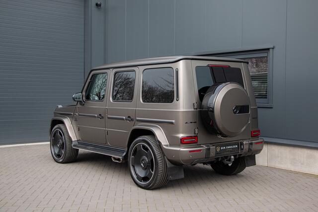 Mercedes-Benz G-KLASSE - 63 AMG 585PK | Burmester 3D | Massage + Ventilatie | Akrapovic | 360 Camera | Carbon | IWC | Lane & Side Assist | MBUX | TH 3500kg | 22"| Manufaktur | Ambiance | Garageopener | N.P ¤275.681,-
