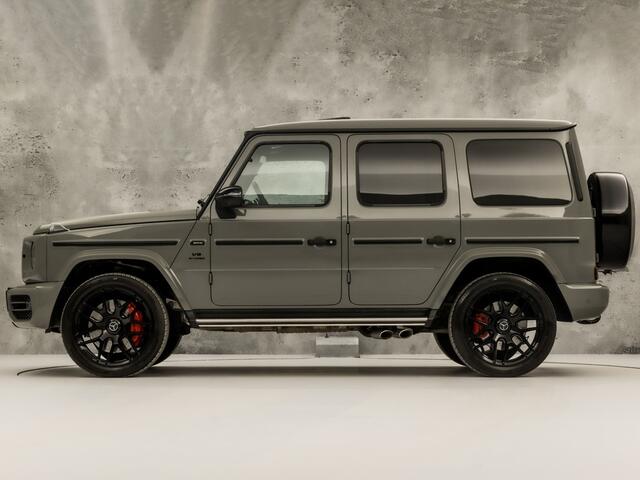 Mercedes-Benz G-KLASSE 63 AMG 585Pk (SCHUIFDAK, CARBON PACK, ALCANTARA HEMEL, APPLE CARPLAY, BURMESTER, MASSAGE, STOELKOELING/VERWARMING, ADAPTIVE CRUISE, 360 CAMERA, SFEERVERLICHTING, TREKHAAK, NIEUWSTAAT)