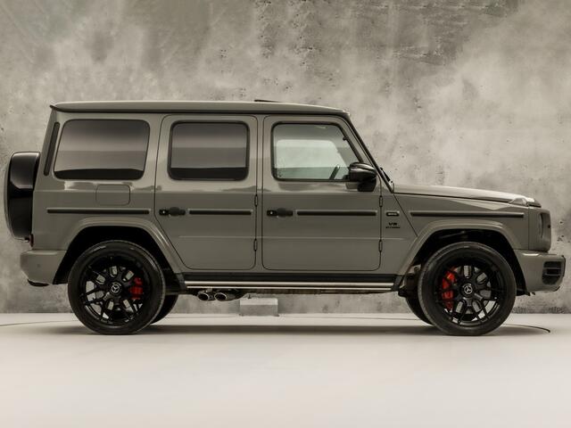 Mercedes-Benz G-KLASSE 63 AMG 585Pk (SCHUIFDAK, CARBON PACK, ALCANTARA HEMEL, APPLE CARPLAY, BURMESTER, MASSAGE, STOELKOELING/VERWARMING, ADAPTIVE CRUISE, 360 CAMERA, SFEERVERLICHTING, TREKHAAK, NIEUWSTAAT)