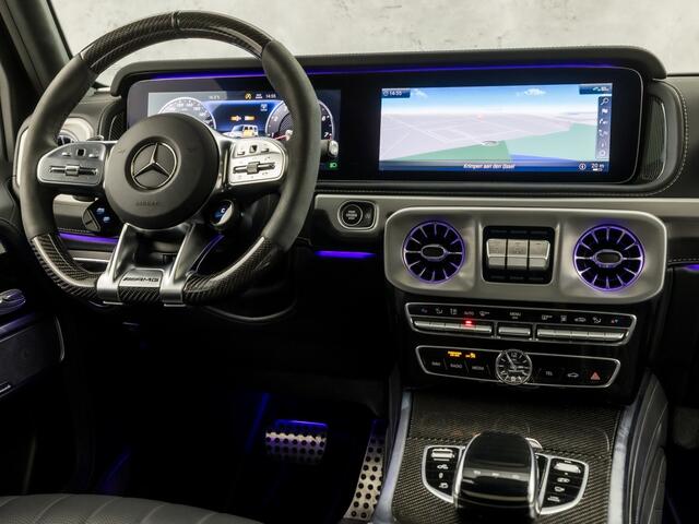 Mercedes-Benz G-KLASSE 63 AMG 585Pk (SCHUIFDAK, CARBON PACK, ALCANTARA HEMEL, APPLE CARPLAY, BURMESTER, MASSAGE, STOELKOELING/VERWARMING, ADAPTIVE CRUISE, 360 CAMERA, SFEERVERLICHTING, TREKHAAK, NIEUWSTAAT)