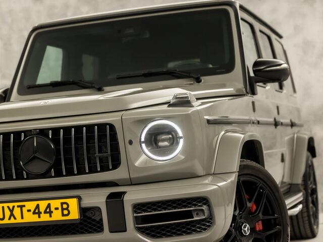 Mercedes-Benz G-KLASSE 63 AMG 585Pk (SCHUIFDAK, CARBON PACK, ALCANTARA HEMEL, APPLE CARPLAY, BURMESTER, MASSAGE, STOELKOELING/VERWARMING, ADAPTIVE CRUISE, 360 CAMERA, SFEERVERLICHTING, TREKHAAK, NIEUWSTAAT)