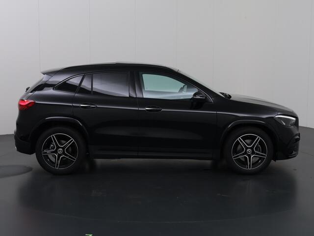 Mercedes-Benz GLA-KLASSE 180 Star Edition AMG Line | Panoramadak | Trekhaak | Sfeerverlichting | Stoelverwarming |
