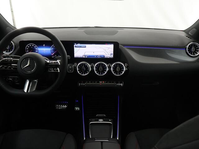 Mercedes-Benz GLA-KLASSE 180 Star Edition AMG Line | Panoramadak | Trekhaak | Sfeerverlichting | Stoelverwarming |