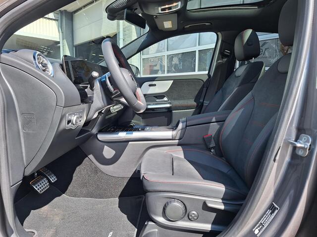 Mercedes-Benz GLA-KLASSE 180 AMG Line | AMG Line | Nightpakket | Panoramadak | MULTIBEAM LED koplampen | Dodehoekassistent | Sfeerverlichting | Apple CarPlay | Android Auto | Achteruitrijcamera | Elektrisch inklapbare buitenspiegels